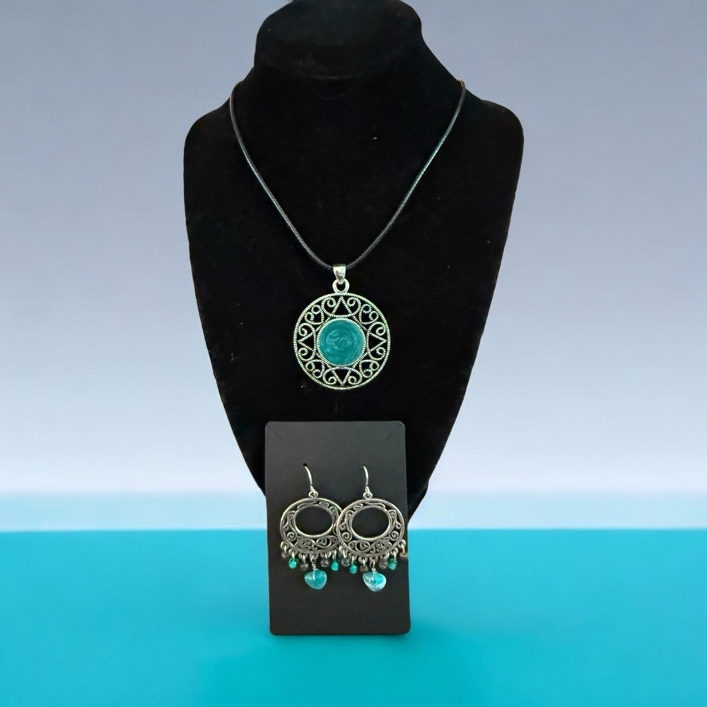 Elegant Silver and Blue Necklace with Intricate Design 24” cord